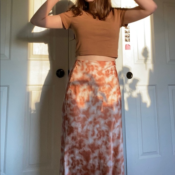 Orange and white satin maxi skirt! Very good condition, and slimmer fit. - Picture 5 of 8